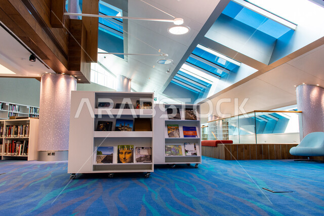  الفن الهندسي المعماري للمكتبات والمتاحف والمعارض في الامارات العربية المتحدة، مكان للقراء ومحبي العلم والمعرفة، رفوف الكتب في مكتبة محمد بن راشد الثرية بالمجلاات والمعاجم في امارة دبي، صرح معرفي مميز ومعلم ثقافي مشهور، منارة للثقافة والفكر