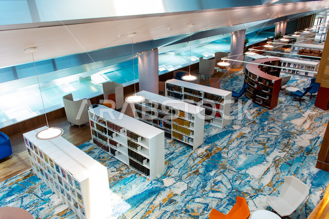  الفن الهندسي المعماري للمكتبات والمتاحف والمعارض في الامارات العربية المتحدة، مكان للقراء ومحبي العلم والمعرفة، رفوف الكتب في مكتبة محمد بن راشد الثرية بالمجلاات والمعاجم في امارة دبي، صرح معرفي مميز ومعلم ثقافي مشهور، منارة للثقافة والفكر