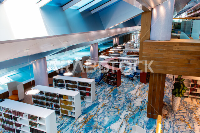  الفن الهندسي المعماري للمكتبات والمتاحف والمعارض في الامارات العربية المتحدة، مكان للقراء ومحبي العلم والمعرفة، رفوف الكتب في مكتبة محمد بن راشد الثرية بالمجلاات والمعاجم في امارة دبي، صرح معرفي مميز ومعلم ثقافي مشهور، منارة للثقافة والفكر