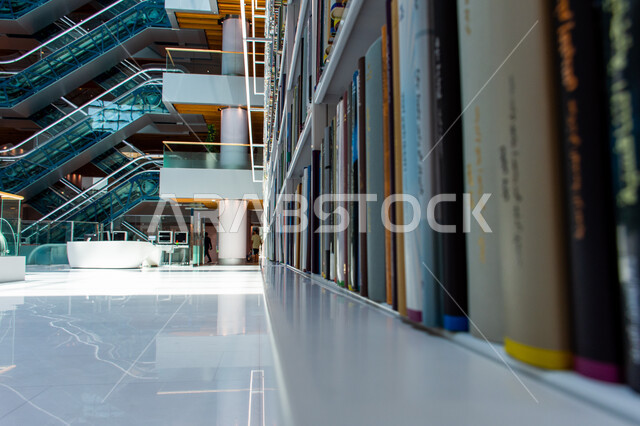 مكتبة محمد بن راشد الثرية بالمجلاات والمعاجم في امارة دبي، صرح معرفي مميز ومعلم ثقافي مشهور، منارة للثقافة والفكر، الفن الهندسي المعماري للمكتبات والمتاحف والمعارض في الامارات العربية المتحدة، مكان للقراء ومحبي العلم والمعرفة