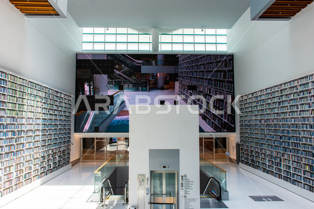 مكتبة محمد بن راشد الثرية بالمجلاات والمعاجم في امارة دبي، صرح معرفي مميز ومعلم ثقافي مشهور، منارة للثقافة والفكر، الفن الهندسي المعماري للمكتبات والمتاحف والمعارض في الامارات العربية المتحدة، مكان للقراء ومحبي العلم والمعرفة