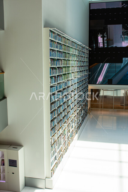 مكتبة محمد بن راشد الثرية بالمجلاات والمعاجم في امارة دبي، صرح معرفي مميز ومعلم ثقافي مشهور، منارة للثقافة والفكر، الفن الهندسي المعماري للمكتبات والمتاحف والمعارض في الامارات العربية المتحدة، مكان للقراء ومحبي العلم والمعرفة