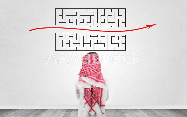تصوير من الخلف لرجل شاب سعودي خليجي يسعى لمواجهة الضغوطات والازمات ، طرق وحلول لمواجهة الازمة ، التخطيط الجيد للخروج من المتاهات والازمات ، مع خلفية اجتياز المتاهة