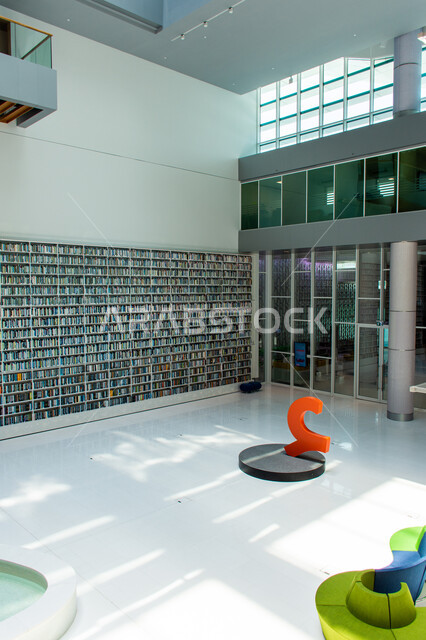 مكان للقراء ومحبي العلم والمعرفة،مكتبة محمد بن راشد الثرية بالمجلاات والمعاجم في امارة دبي، صرح معرفي مميز ومعلم ثقافي مشهور، منارة للثقافة والفكر، الفن الهندسي المعماري للمكتبات والمتاحف والمعارض في الامارات العربية المتحدة