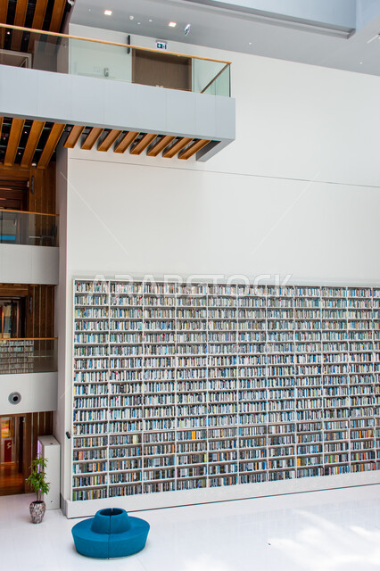 مكان للقراء ومحبي العلم والمعرفة،مكتبة محمد بن راشد الثرية بالمجلاات والمعاجم في امارة دبي، صرح معرفي مميز ومعلم ثقافي مشهور، منارة للثقافة والفكر، الفن الهندسي المعماري للمكتبات والمتاحف والمعارض في الامارات العربية المتحدة