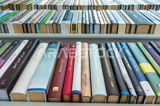 منارة للثقافة والفكر، الفن الهندسي المعماري للمكتبات والمتاحف والمعارض في الامارات العربية المتحدة، مكان للقراء ومحبي العلم والمعرفة، رفوف الكتبة المنظمة في مكتبة محمد بن راشد الثرية بالمجلاات والمعاجم في امارة دبي، صرح معرفي مميز ومعلم ثقافي مشهور