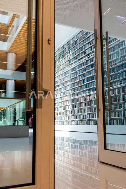 منارة للثقافة والفكر، الفن الهندسي المعماري للمكتبات والمتاحف والمعارض في الامارات العربية المتحدة، مكان للقراء ومحبي العلم والمعرفة، رفوف الكتبة المنظمة في مكتبة محمد بن راشد الثرية بالمجلاات والمعاجم في امارة دبي، صرح معرفي مميز ومعلم ثقافي مشهور
