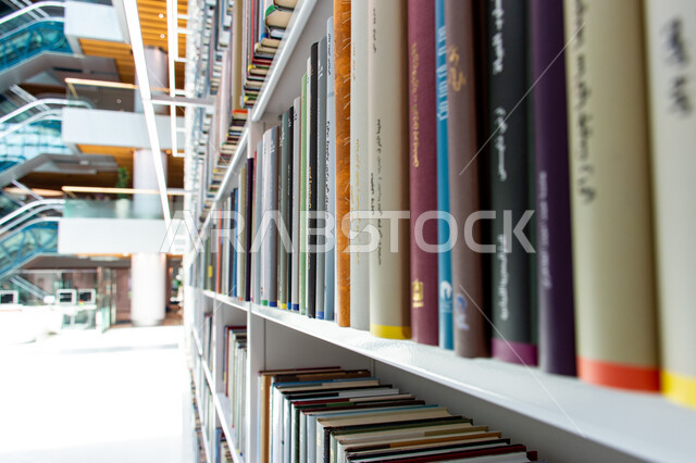 التنظيم والترتيب لرفوف الكتب في مكتبة محمد بن راشد الثرية بالمجلاات والمعاجم في امارة دبي، صرح معرفي مميز ومعلم ثقافي مشهور، منارة للثقافة والفكر، الفن الهندسي المعماري للمكتبات والمتاحف والمعارض في الامارات العربية المتحدة، مكان للقراء ومحبي العلم والمعرفة