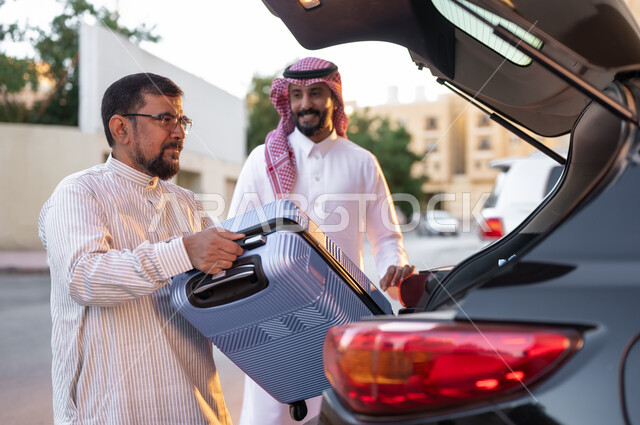 وسائل النقل و المواصلات ,مفهوم السفر و السياحة, رجل يرتدي الزي الباكستاني و النظارات الطبيه يقوم أمتعه رجل سعودي في السيارة, استقطاب العمالة من الخارج, خدمات النقل المريحة و الآمنة، قضاء رحلات ممتعه في أوقات الفراغ