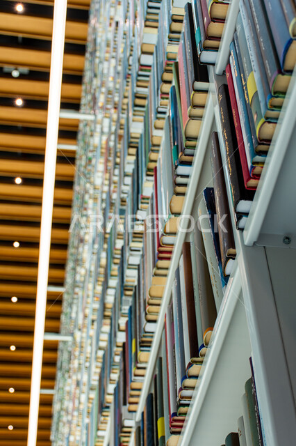 التنظيم والترتيب لرفوف الكتب في مكتبة محمد بن راشد الثرية بالمجلاات والمعاجم في امارة دبي، صرح معرفي مميز ومعلم ثقافي مشهور، منارة للثقافة والفكر، الفن الهندسي المعماري للمكتبات والمتاحف والمعارض في الامارات العربية المتحدة، مكان للقراء ومحبي العلم والمعرفة