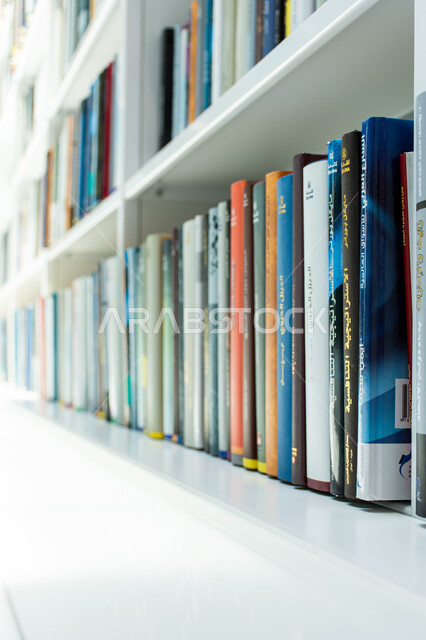 التنظيم والترتيب لرفوف الكتب في مكتبة محمد بن راشد الثرية بالمجلاات والمعاجم في امارة دبي، صرح معرفي مميز ومعلم ثقافي مشهور، منارة للثقافة والفكر، الفن الهندسي المعماري للمكتبات والمتاحف والمعارض في الامارات العربية المتحدة، مكان للقراء ومحبي العلم والمعرفة