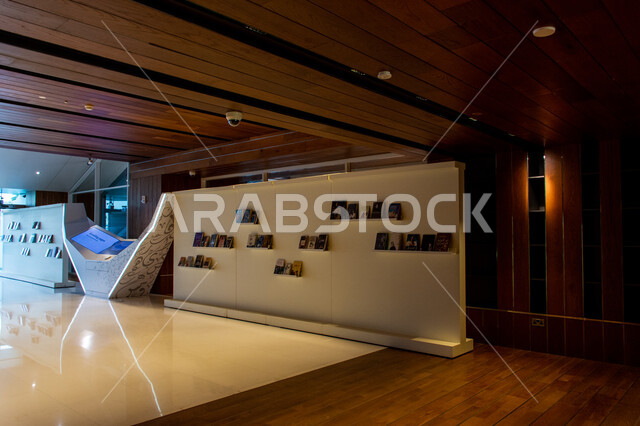 الديكورات والتصاميم الداخلية في مكتبة محمد بن راشد الثرية بالمجلات والمعاجم في امارة دبي، صرح معرفي مميز ومعلم ثقافي مشهور، منارة للثقافة والفكر، الفن الهندسي المعماري للمكتبات والمتاحف والمعارض في الامارات العربية المتحدة، مكان للقراء ومحبي العلم والمعرفة