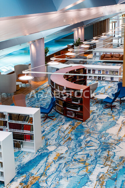 التصاميم الداخلية والديكورات في مكتبة محمد بن راشد الثرية بالمجلات والمعاجم في امارة دبي، صرح معرفي مميز ومعلم ثقافي مشهور، منارة للثقافة والفكر، الفن الهندسي المعماري للمكتبات والمتاحف والمعارض في الامارات العربية المتحدة، مكان للقراء ومحبي العلم والمعرفة