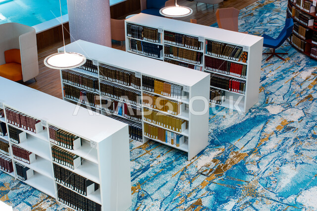 التصاميم الداخلية والديكورات في مكتبة محمد بن راشد الثرية بالمجلات والمعاجم في امارة دبي، صرح معرفي مميز ومعلم ثقافي مشهور، منارة للثقافة والفكر، الفن الهندسي المعماري للمكتبات والمتاحف والمعارض في الامارات العربية المتحدة، مكان للقراء ومحبي العلم والمعرفة