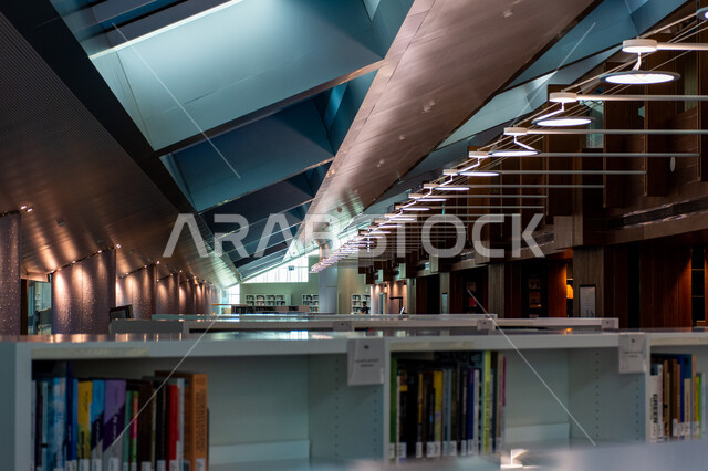 التصاميم الداخلية والديكورات في مكتبة محمد بن راشد الثرية بالمجلات والمعاجم في امارة دبي، صرح معرفي مميز ومعلم ثقافي مشهور، منارة للثقافة والفكر، الفن الهندسي المعماري للمكتبات والمتاحف والمعارض في الامارات العربية المتحدة، مكان للقراء ومحبي العلم والمعرفة