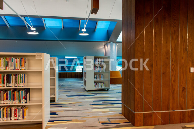 التصاميم الداخلية والديكورات في مكتبة محمد بن راشد الثرية بالمجلات والمعاجم في امارة دبي، صرح معرفي مميز ومعلم ثقافي مشهور، منارة للثقافة والفكر، الفن الهندسي المعماري للمكتبات والمتاحف والمعارض في الامارات العربية المتحدة، مكان للقراء ومحبي العلم والمعرفة