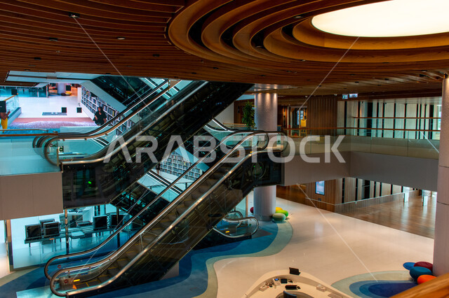 تأمين وسائل الراحة للقراء، اكتساب المعرفة وتنمية الذخيرة اللغوية، السلالم الكهربائية في مكتبة محمد بن راشد الثرية بالمجلاات والمعاجم في امارة دبي، المكتبات العلمية في الامارات العربية المتحدة، الديكورات والتصاميم الداخلية الفاخرة، مكان للقراء ومحبي العلم والمعرفة