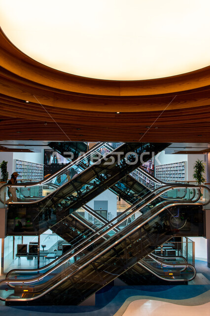 تأمين وسائل الراحة للقراء، اكتساب المعرفة وتنمية الذخيرة اللغوية، السلالم الكهربائية في مكتبة محمد بن راشد الثرية بالمجلاات والمعاجم في امارة دبي، المكتبات العلمية في الامارات العربية المتحدة، الديكورات والتصاميم الداخلية الفاخرة، مكان للقراء ومحبي العلم والمعرفة