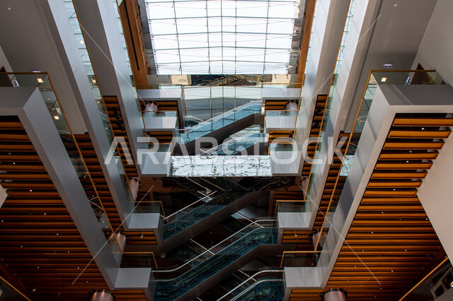  السلالم الكهربائية في مكتبة محمد بن راشد الثرية بالمجلاات والمعاجم في امارة دبي، المكتبات العلمية في الامارات العربية المتحدة، الديكورات والتصاميم الداخلية الفاخرة، مكان للقراء ومحبي العلم والمعرفة، تأمين وسائل الراحة للقراء، اكتساب المعرفة وتنمية الذخيرة اللغوية