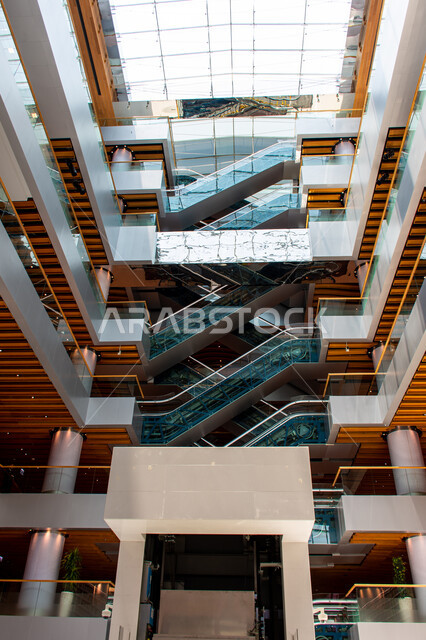  السلالم الكهربائية في مكتبة محمد بن راشد الثرية بالمجلاات والمعاجم في امارة دبي، المكتبات العلمية في الامارات العربية المتحدة، الديكورات والتصاميم الداخلية الفاخرة، مكان للقراء ومحبي العلم والمعرفة، تأمين وسائل الراحة للقراء، اكتساب المعرفة وتنمية الذخيرة اللغوية