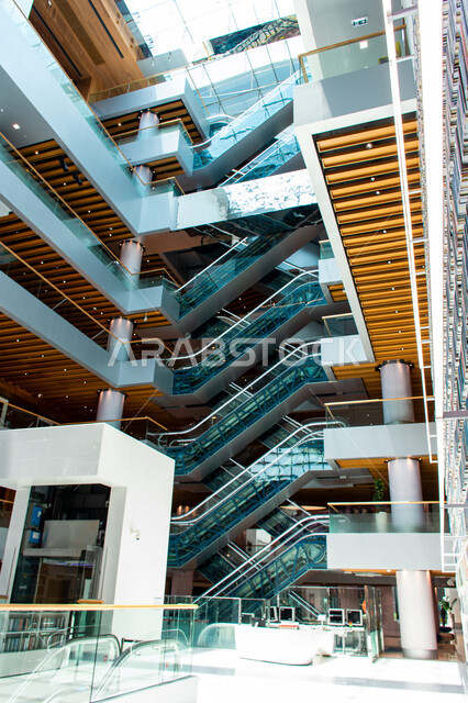  السلالم الكهربائية في مكتبة محمد بن راشد الثرية بالمجلاات والمعاجم في امارة دبي، المكتبات العلمية في الامارات العربية المتحدة، الديكورات والتصاميم الداخلية الفاخرة، مكان للقراء ومحبي العلم والمعرفة، تأمين وسائل الراحة للقراء، اكتساب المعرفة وتنمية الذخيرة اللغوية