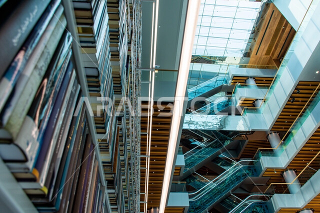  السلالم الكهربائية في مكتبة محمد بن راشد الثرية بالمجلاات والمعاجم في امارة دبي، المكتبات العلمية في الامارات العربية المتحدة، الديكورات والتصاميم الداخلية الفاخرة، مكان للقراء ومحبي العلم والمعرفة، تأمين وسائل الراحة للقراء، اكتساب المعرفة وتنمية الذخيرة اللغوية