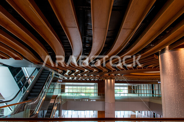 التصاميم الداخلية والديكورات في مكتبة محمد بن راشد الثرية بالمجلات والمعاجم في امارة دبي، صرح معرفي مميز ومعلم ثقافي مشهور، منارة للثقافة والفكر، الفن الهندسي المعماري للمكتبات والمتاحف والمعارض في الامارات العربية المتحدة، مكان للقراء ومحبي العلم والمعرفة