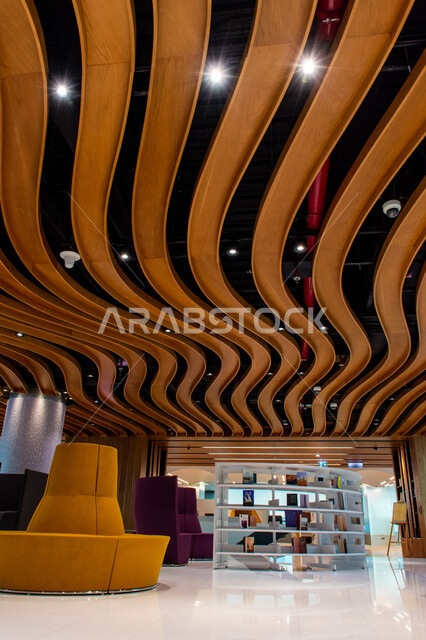   المكتبات العلمية في الامارات العربية المتحدة، الديكورات والتصاميم الداخلية الفاخرة، مكان للقراء ومحبي العلم والمعرفة، تأمين وسائل الراحة للقراء، اكتساب المعرفة وتنمية الذخيرة اللغوية، التصاميم الداخلية والديكورات في مكتبة محمد بن راشد الثرية بالمجلات والمعاجم في امارة دبي