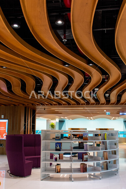   المكتبات العلمية في الامارات العربية المتحدة، الديكورات والتصاميم الداخلية الفاخرة، مكان للقراء ومحبي العلم والمعرفة، تأمين وسائل الراحة للقراء، اكتساب المعرفة وتنمية الذخيرة اللغوية، التصاميم الداخلية والديكورات في مكتبة محمد بن راشد الثرية بالمجلات والمعاجم في امارة دبي