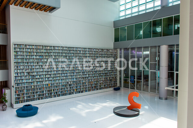 التصاميم الداخلية والديكورات في مكتبة محمد بن راشد الثرية بالمجلات والمعاجم في امارة دبي، صرح معرفي مميز ومعلم ثقافي مشهور، منارة للثقافة والفكر، الفن الهندسي المعماري للمكتبات والمتاحف والمعارض في الامارات العربية المتحدة، مكان للقراء ومحبي العلم والمعرفة