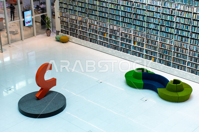    الديكورات والتصاميم الداخلية الفاخرة، مكان للقراء ومحبي العلم والمعرفة، تأمين وسائل الراحة للقراء، اكتساب المعرفة وتنمية الذخيرة اللغوية، التصاميم الداخلية والديكورات في مكتبة محمد بن راشد الثرية بالمجلات والمعاجم في امارة دبي، المكتبات العلمية في الامارات العربية المتحدة