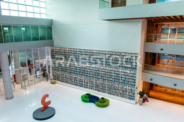    الديكورات والتصاميم الداخلية الفاخرة، مكان للقراء ومحبي العلم والمعرفة، تأمين وسائل الراحة للقراء، اكتساب المعرفة وتنمية الذخيرة اللغوية، التصاميم الداخلية والديكورات في مكتبة محمد بن راشد الثرية بالمجلات والمعاجم في امارة دبي، المكتبات العلمية في الامارات العربية المتحدة