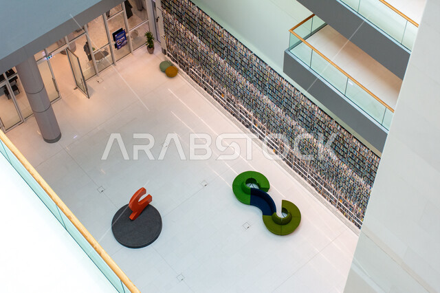    الديكورات والتصاميم الداخلية الفاخرة، مكان للقراء ومحبي العلم والمعرفة، تأمين وسائل الراحة للقراء، اكتساب المعرفة وتنمية الذخيرة اللغوية، التصاميم الداخلية والديكورات في مكتبة محمد بن راشد الثرية بالمجلات والمعاجم في امارة دبي، المكتبات العلمية في الامارات العربية المتحدة