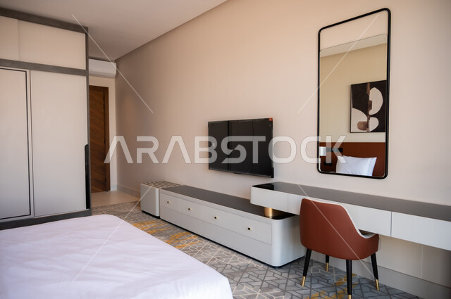 سرير ووسائد مريحة، أثاث منزلي راقي وأنيق، لوحات فنية معلقة، فنون الهندسة المعمارية والديكور في الفنادق والمنتجعات الفاخرة، شقق وفلل سكنية بديكورات متطورة، تصميم داخلي لغرفة نوم بأسلوب حديث، غرف بتصاميم داخلية عصرية