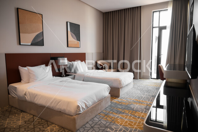 فنون الهندسة المعمارية والديكور في الفنادق والمنتجعات الفاخرة، سرير ووسائد مريحة، أثاث منزلي راقي وأنيق، لوحات فنية معلقة، غرف بتصاميم داخلية عصرية، شقق وفلل سكنية بديكورات متطورة، تصميم داخلي لغرفة نوم بأسلوب حديث