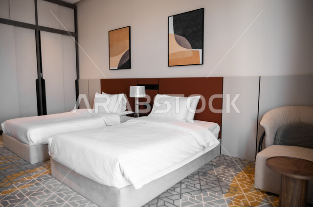 شقق وفلل سكنية بديكورات متطورة، فنون الهندسة المعمارية والديكور في الفنادق والمنتجعات الفاخرة، سرير ووسائد مريحة، أثاث منزلي راقي وأنيق، لوحات فنية معلقة، تصميم داخلي لغرفة نوم بأسلوب حديث، غرف بتصاميم داخلية عصرية