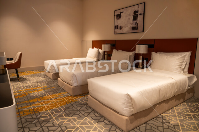 فنون الهندسة المعمارية والديكور في الفنادق والمنتجعات الفاخرة، سرير ووسائد مريحة، أثاث منزلي راقي وأنيق، لوحات فنية معلقة، غرف بتصاميم داخلية عصرية، شقق وفلل سكنية بديكورات متطورة، تصميم داخلي لغرفة نوم بأسلوب حديث