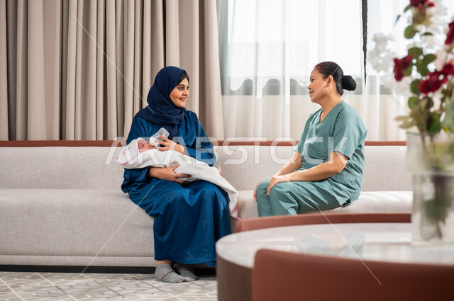 المعاملة الحسنة للخادمات الخارجية،  الشعور بالأمان والاطمئنان في حضن الأم ، امرأة عربية سعودية خليجية تقوم باعطاء ابنتها عبوة الحليب الصناعي، الأسرة وتحمل المسؤولية، أهمية دور المرأة في تربية الأطفال، حوارات ونقاشات  مع العاملة الفلبينية