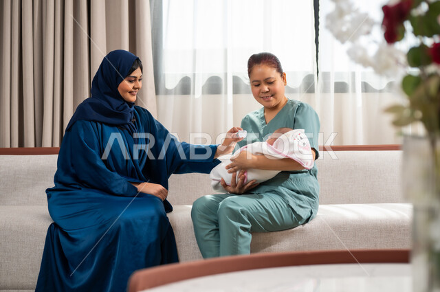 قضاء أوقات ممتعة مع الأطفال، بناء علاقة بين الطفل والعاملة، امرأة عربية سعودية خليجية تقوم باعطاء ابنتها اللهاية، عاملة فلبينية تحمل رضيع بايماءات الحب والحنان، استقدام العمالة المنزلية من الخارج، الأسرة وتحمل المسؤولية،أهمية دور المرأة في تربية الأطفال