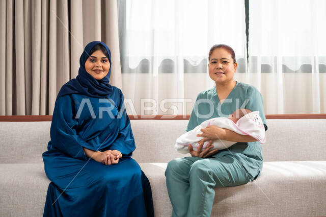 استقدام العمالة المنزلية المرخصة والمؤهلة من الخارج، حوارات ونقاشات بين مدبرة المنزل والخادمة الاجنبية، الأسرة وتحمل المسؤولية، عاملة فلبينية تحمل رضيع بايماءات الحب والحنان، بناء علاقة بين الطفل والعاملة، النظرالى الكاميرا وقضاء أوقات ممتعة مع الأطفال