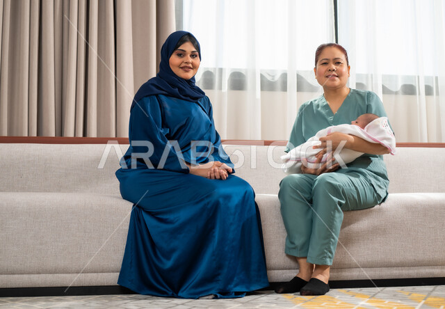 الأسرة وتحمل المسؤولية، قضاء أوقات ممتعة مع الأطفال، استقدام العمالة المنزلية المرخصة والمؤهلة من الخارج، حوارات ونقاشات بين مدبرة المنزل والخادمة الاجنبية، عاملة فلبينية تحمل رضيع بايماءات الحب والحنان، بناء علاقة بين الطفل والعاملة