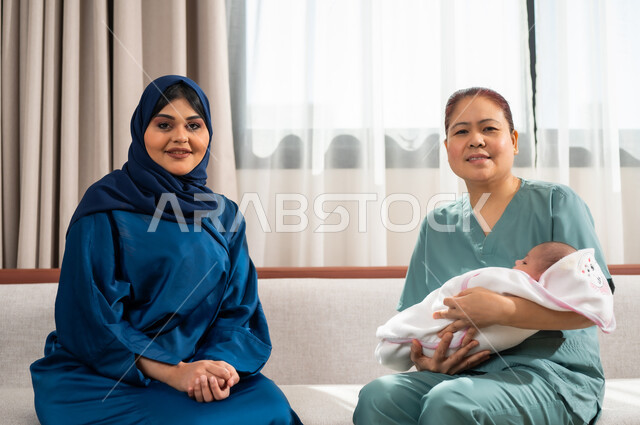 استقدام العمالة المنزلية المرخصة والمؤهلة من الخارج، حوارات ونقاشات بين مدبرة المنزل والخادمة الاجنبية، الأسرة وتحمل المسؤولية، عاملة فلبينية تحمل رضيع بايماءات الحب والحنان، بناء علاقة بين الطفل والعاملة، النظرالى الكاميرا وقضاء أوقات ممتعة مع الأطفال