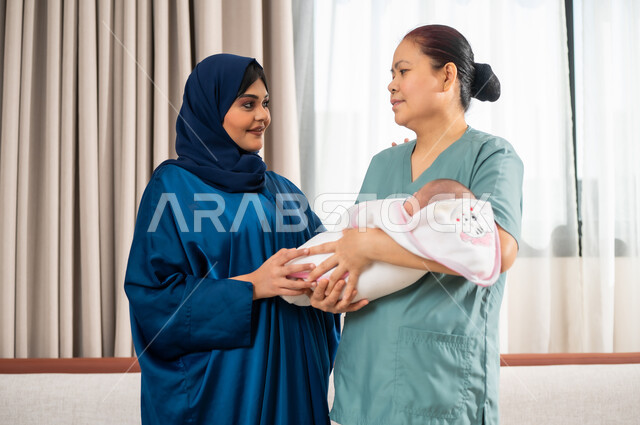 الأسرة وتحمل المسؤولية، قضاء أوقات ممتعة مع الأطفال، استقدام العمالة المنزلية المرخصة والمؤهلة من الخارج، حوارات ونقاشات بين مدبرة المنزل والخادمة الاجنبية، عاملة فلبينية تحمل رضيع بايماءات الحب والحنان، بناء علاقة بين الطفل والعاملة