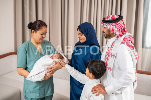 عاملة فلبينية تحمل رضيع بايماءات الحب والحنان، قضاء أوقات ممتعة مع الأسرة، أجواء عائلية سعيدة، استقدام العمالة المنزلية المرخصة والمؤهلة من الخارج، مهن ووظائف نسائية، المعاملة الحسنة للخادمات الاجنبية