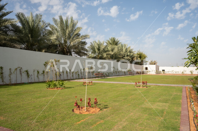 الاهتمام في زراعة النباتات الخضراء, مفهوم الاسترخاء و الراحة وسط الطبيعة, الاشجار المحيطة بالشقق والفلل السكنية السياحية, تصاميم عصرية متميزة للحديقة الخارجية، الفن الهندسي المعماري على الطراز الحديث