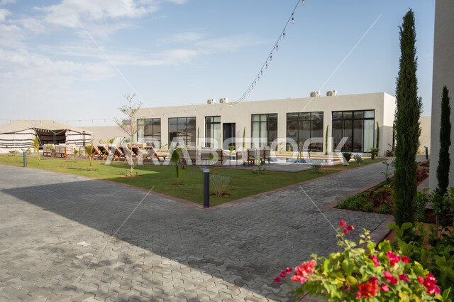 النمو والتقدم العمراني في المملكة العربية السعودية ,الأشجار والنباتات الخضراء المحيطة بالشقق والفلل السكنية السياحية، تصميمات وديكورات فخمة، الفن الهندسي المعماري على الطراز الحديث، تصاميم عصرية متميزة للحديقة الخارجية