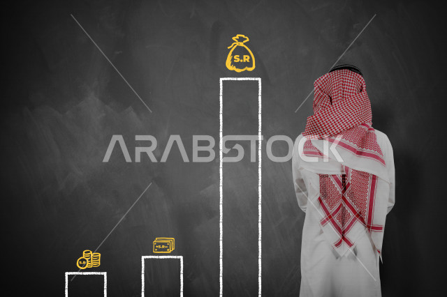 صورة لرجل عربي ، سعودي ، خليجي يقف أمام خلفية سوداء تحتوي على رسومات توضح آلية كسب و تنمية الأموال ، زيادة الأرباح والايرادات ، التطلع لزيادة المكاسب و الادخارات .