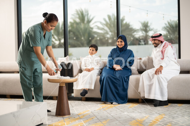 عاملة أجنبية ترتدي اليونيفورم الخاص تقوم بتنظيف الأثاث, توفير خدمات العناية بالمنزل والنظافة والترتيب, استقطاب عاملات أجنبيات مرخصة ومؤهلة من الخارج,  النقاشات والحوارات العائلية الممتعه، التنظيف والاهتمام بالأعمال الروتينية اليومية