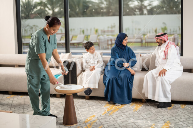 توفير خدمات العناية بالمنزل والنظافة والترتيب، التنظيف والاهتمام بالأعمال الروتينية اليومية, استقطاب عاملات أجنبيات مرخصة ومؤهلة من الخارج, عاملة أجنبية ترتدي اليونيفورم الخاص تقوم بتنظيف الأثاث, النقاشات والحوارات العائلية الممتعه