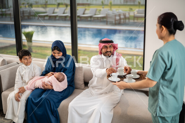 القيام بالمهام والأعمال المنزلية الروتينية، حوارات ونقاشات مع خادمة منزلية أجنبية، عائلة عربية سعودية خليجية مع عاملة فلبينية ترتدي يونيفورم العمل تقوم بتقديم القهوة، مهن ووظائف نسائية، حسن الضيافة والاستقبال، الخادمات في البيوت السعودية